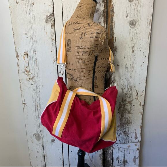 Universal Studios Wizarding World of Harry Potter Quidditch 07 Duffle Bag Red - Picture 9 of 13